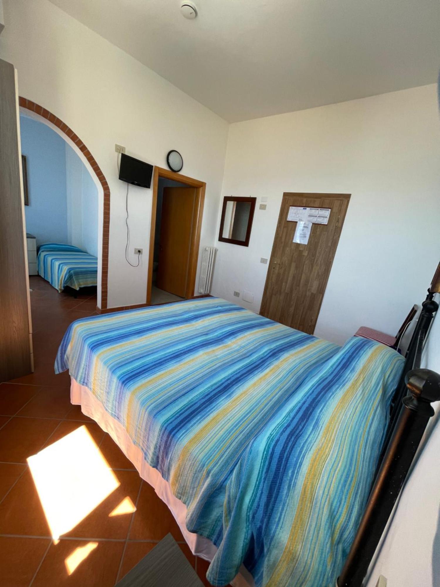 Hotel Eden Фолоника Екстериор снимка